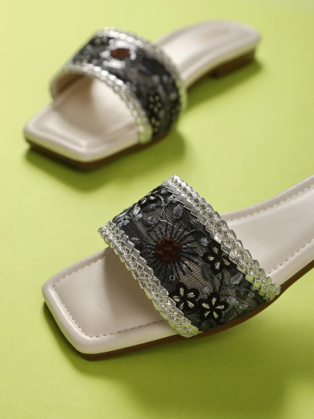 GNIST BlackWhite Embroidered Flats